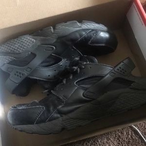 All black nike huaraches
